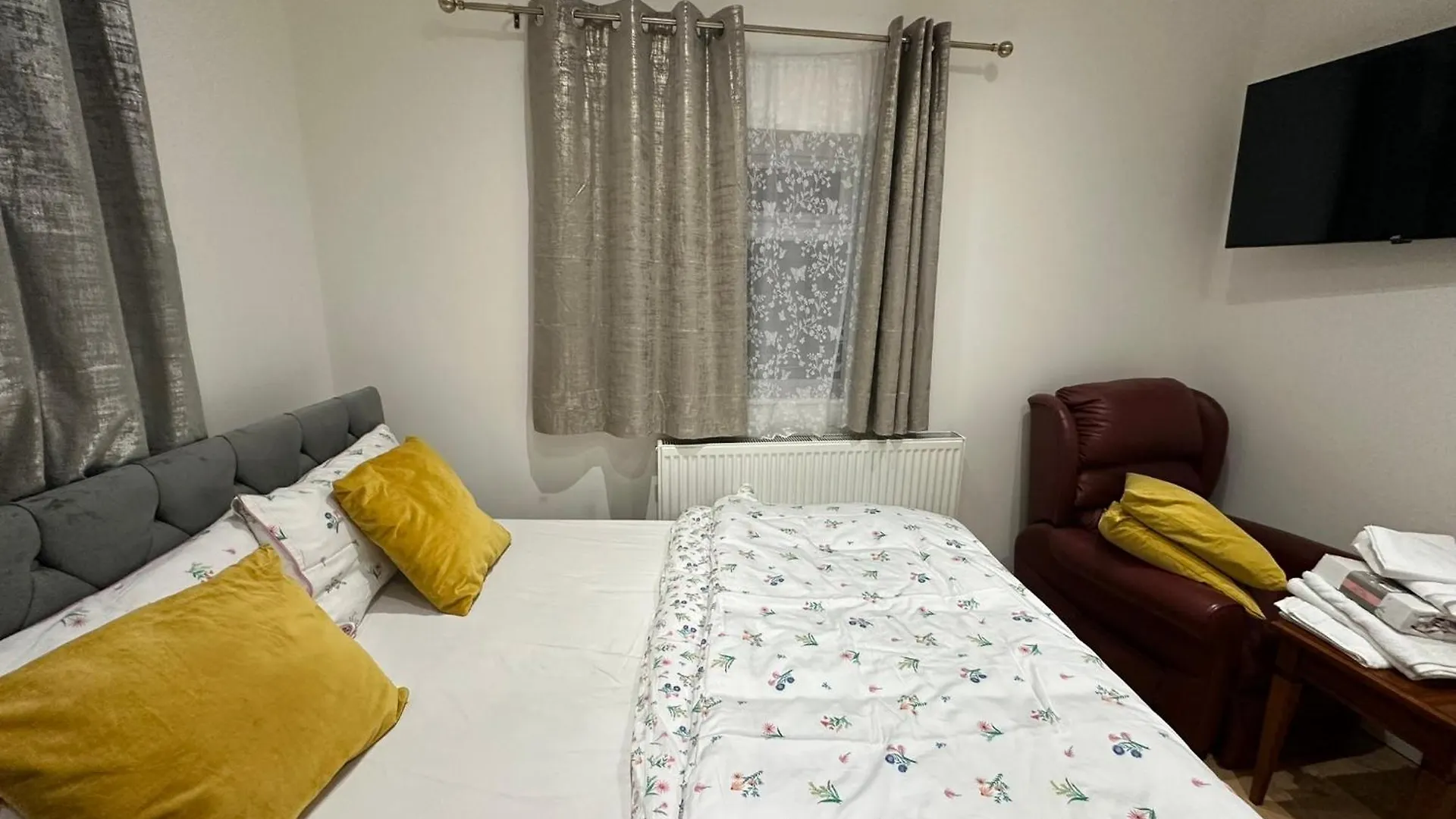 Luxury Ensuite 2Nd Studio Flat With Great Views In Keedonwood Road With Fully Own Bathroom Newly Added And Private Kitchenette Bromley Appartamento