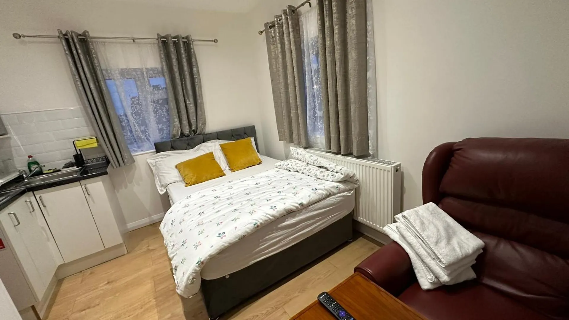 Luxury Ensuite 2Nd Studio Flat With Great Views In Keedonwood Road With Fully Own Bathroom Newly Added And Private Kitchenette Bromley