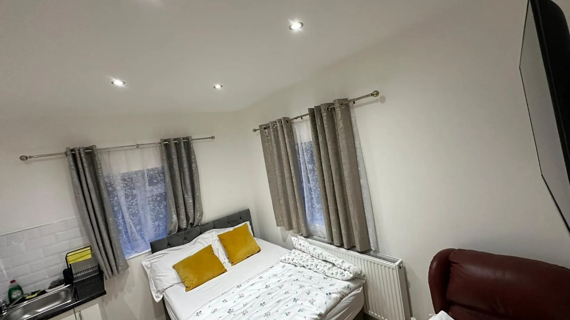 Appartamento Luxury Ensuite 2Nd Studio Flat With Great Views In Keedonwood Road With Fully Own Bathroom Newly Added And Private Kitchenette Bromley