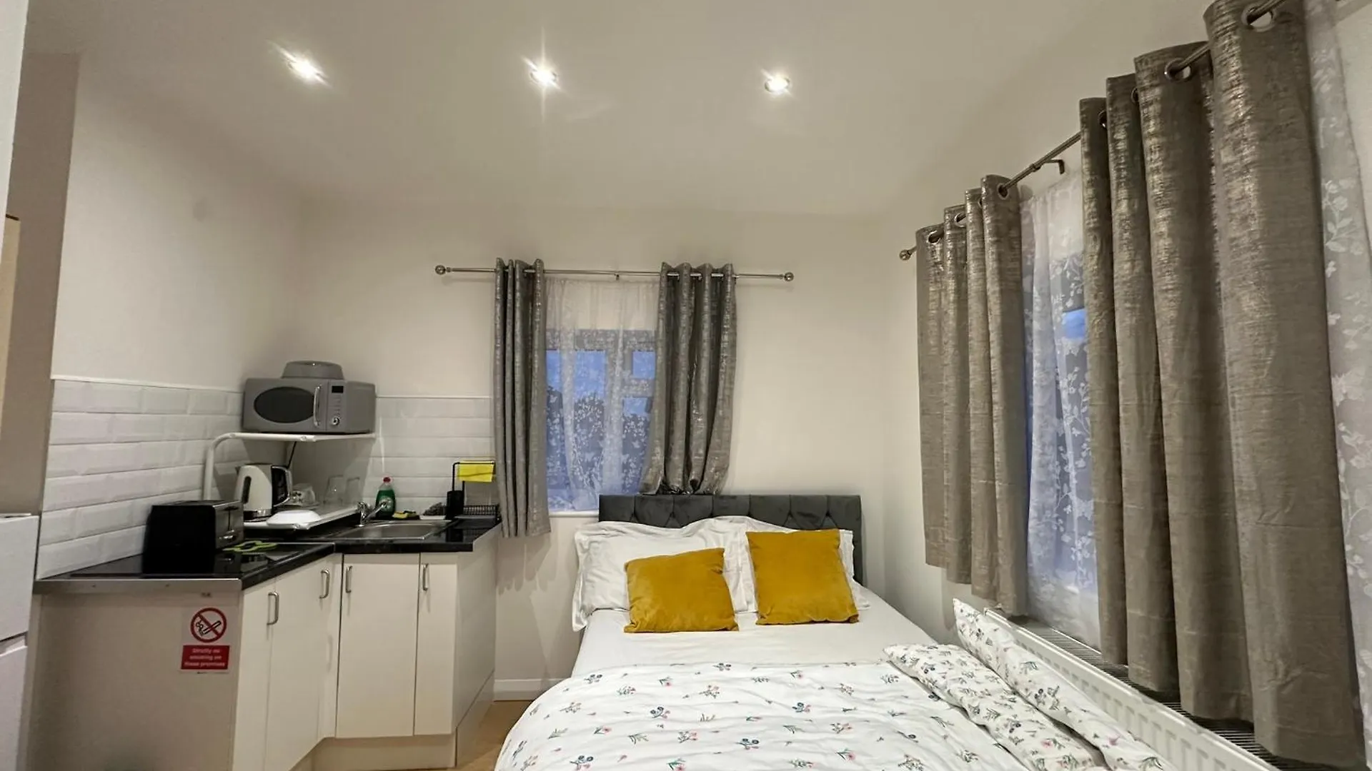 Luxury Ensuite 2Nd Studio Flat With Great Views In Keedonwood Road With Fully Own Bathroom Newly Added And Private Kitchenette Bromley Regno Unito