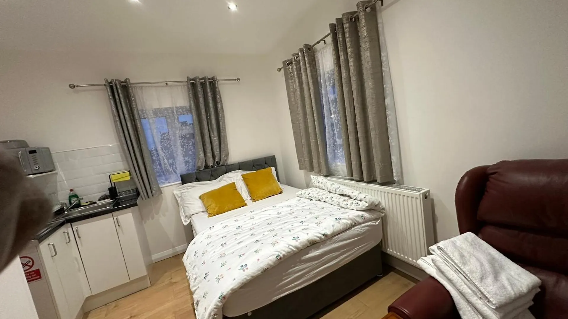 Luxury Ensuite 2Nd Studio Flat With Great Views In Keedonwood Road With Fully Own Bathroom Newly Added And Private Kitchenette Bromley 0*,