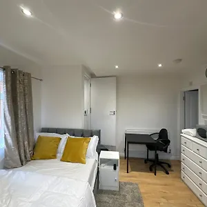 https://1st-studio-flat-with-full-private-toilet-and-shower.cambridgehotelsuk.com