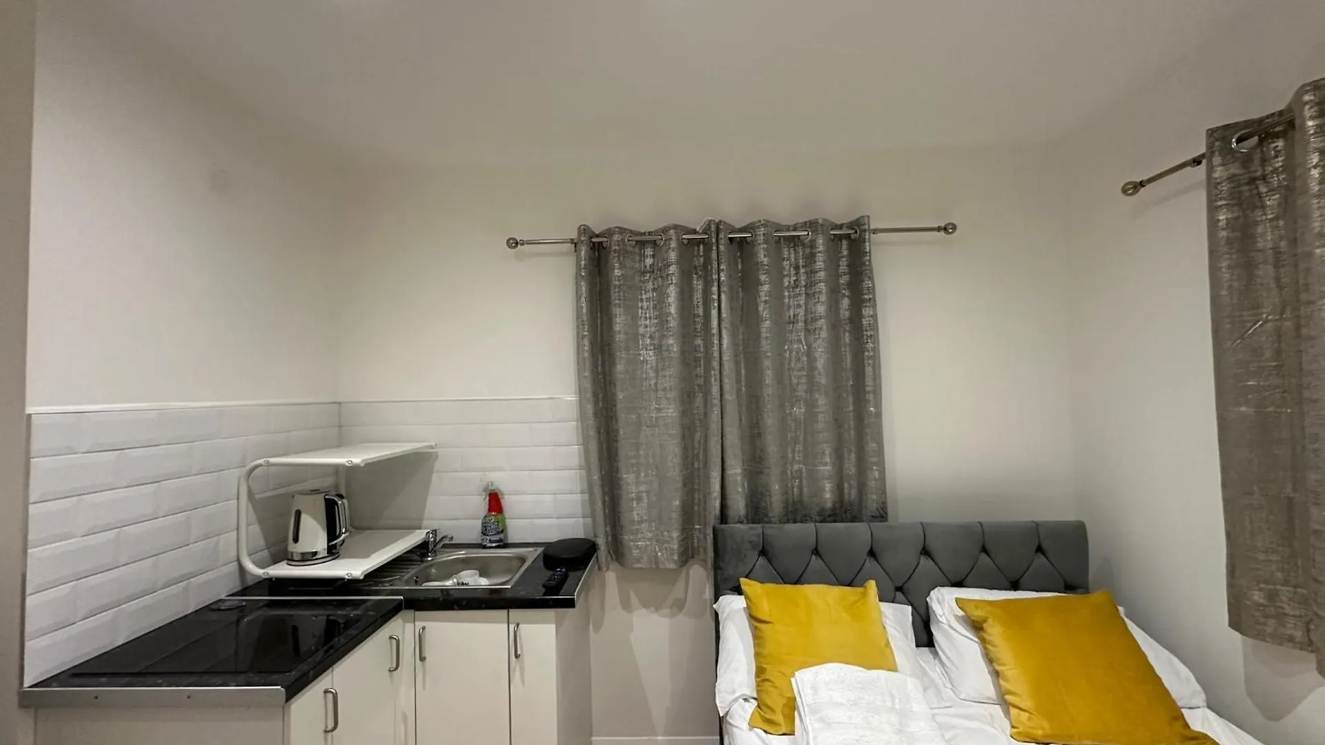 Apartment Luxury Ensuite 2Nd Studio Flat With Great Views In Keedonwood Road With Fully Own Bathroom Newly Added And Private Kitchenette Bromley