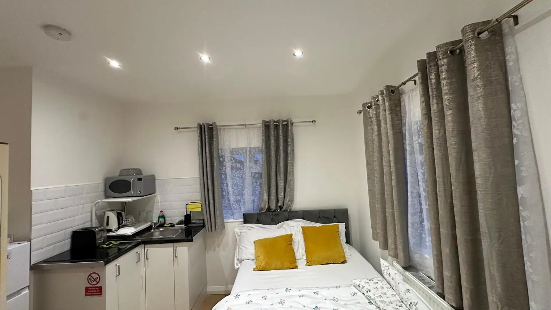 Apartment Luxury Ensuite 2Nd Studio Flat With Great Views In Keedonwood Road With Fully Own Bathroom Newly Added And Private Kitchenette Bromley