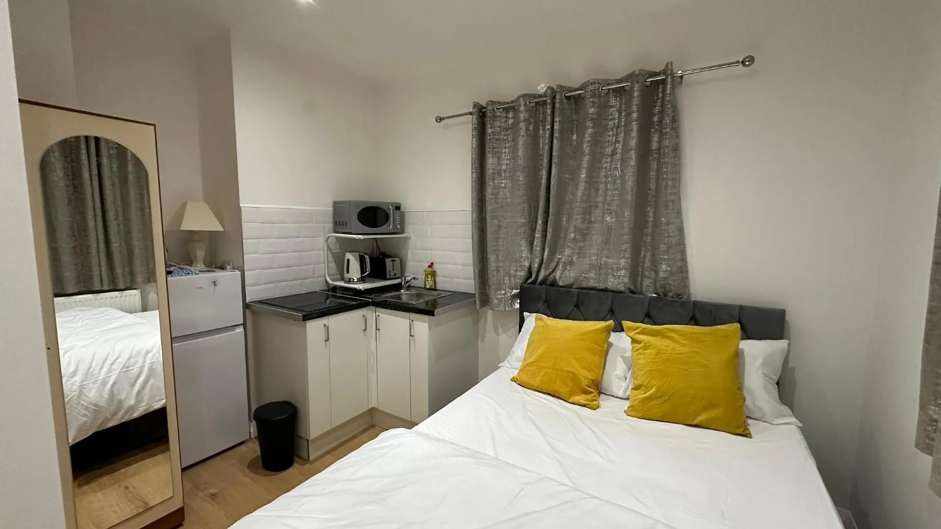 Luxury Ensuite 2Nd Studio Flat With Great Views In Keedonwood Road With Fully Own Bathroom Newly Added And Private Kitchenette Bromley 0*,