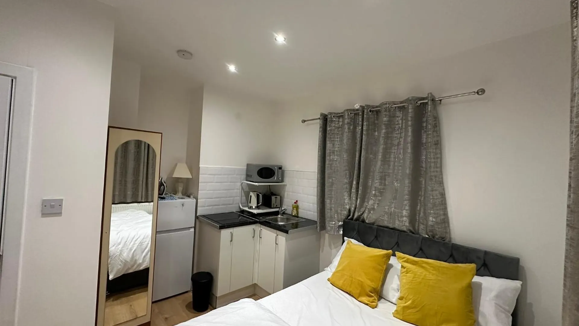 Luxury Ensuite 2Nd Studio Flat With Great Views In Keedonwood Road With Fully Own Bathroom Newly Added And Private Kitchenette Bromley United Kingdom