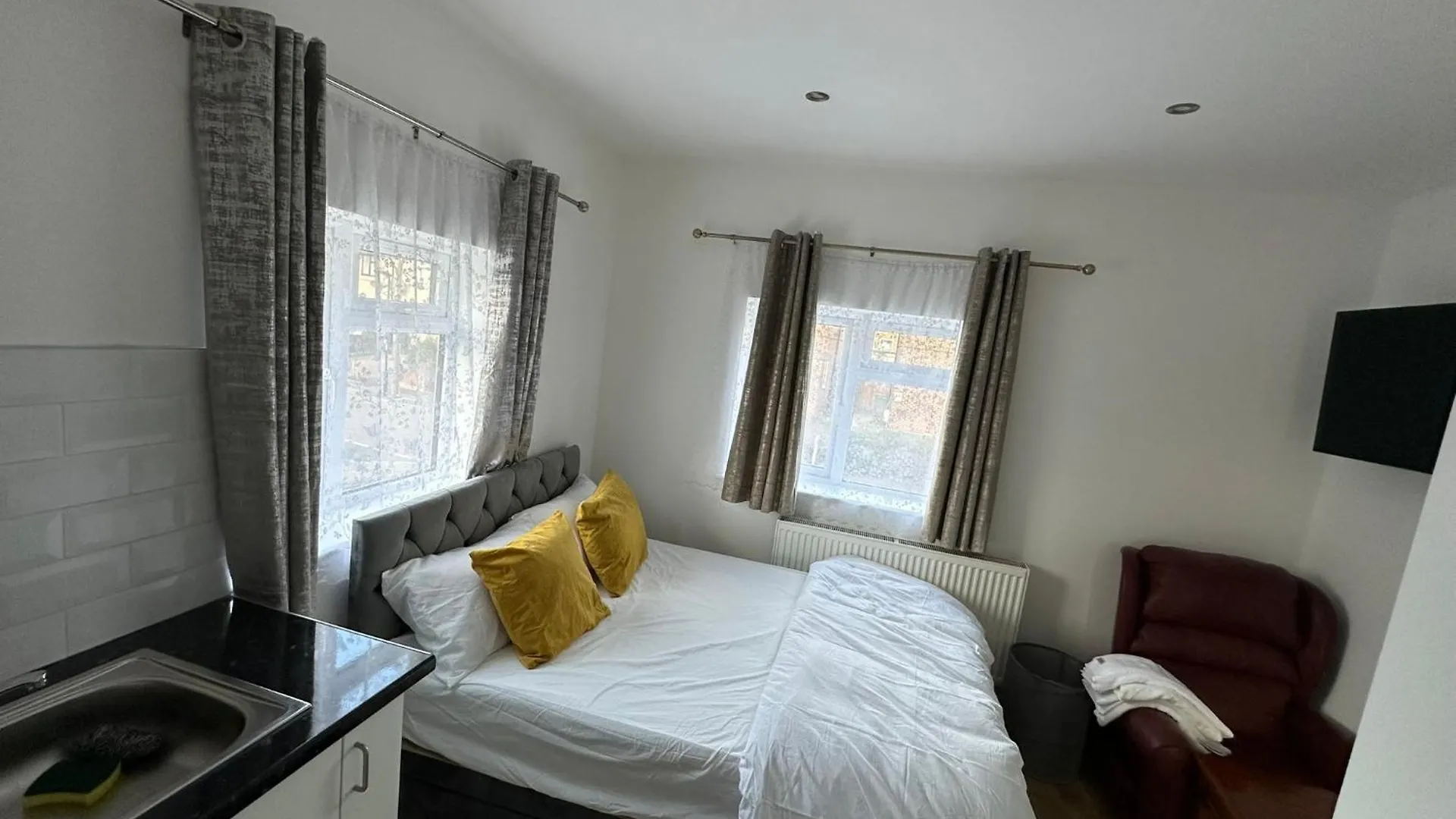 Luxury Ensuite 2Nd Studio Flat With Great Views In Keedonwood Road With Fully Own Bathroom Newly Added And Private Kitchenette Bromley 0*,