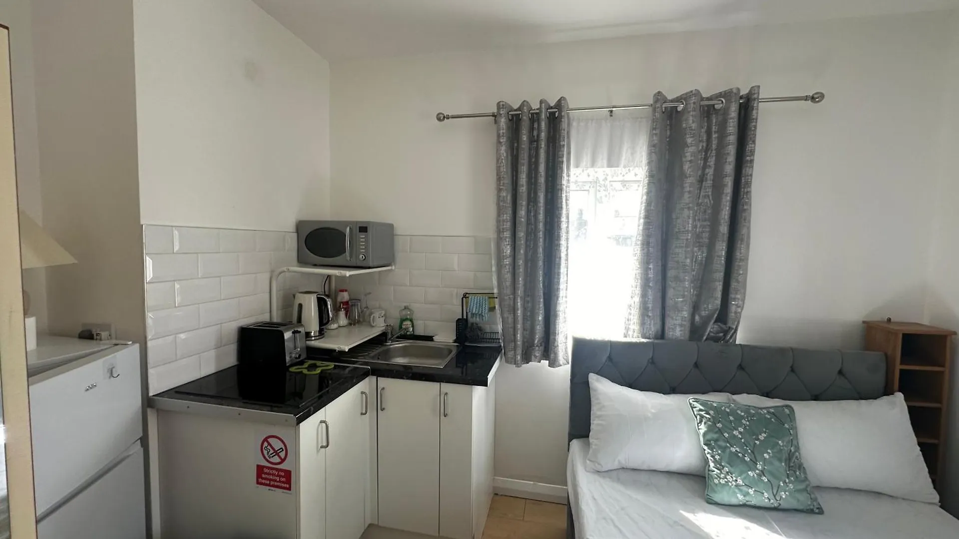Apartment Luxury Ensuite 2Nd Studio Flat With Great Views In Keedonwood Road With Fully Own Bathroom Newly Added And Private Kitchenette Bromley