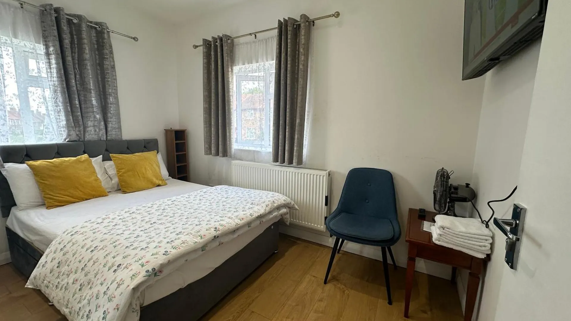 Luxury Ensuite 2Nd Studio Flat With Great Views In Keedonwood Road With Fully Own Bathroom Newly Added And Private Kitchenette Bromley Apartment